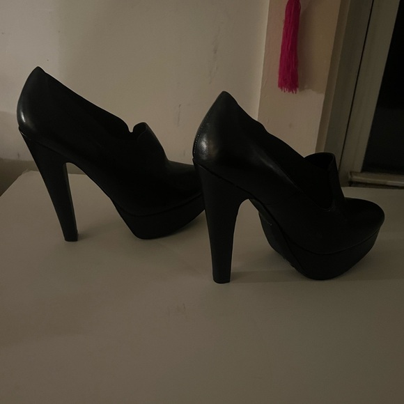 Strutting Shoes - Picture 3 of 5